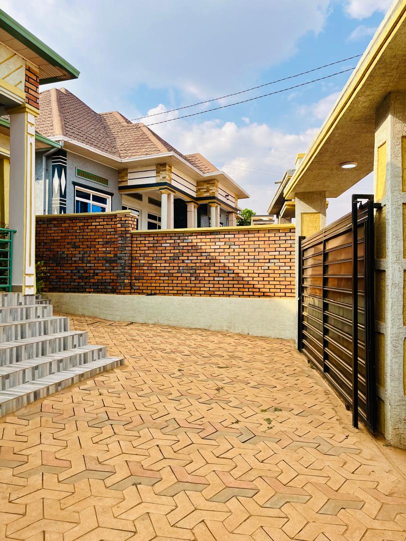 House for Sale in Busanza — photo 3